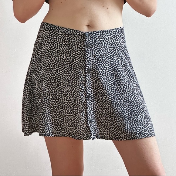 [SOLD] BLACK Daisy Floral Button Down Low Waisted Mini Skirt size 8 - Picture 4 of 11
